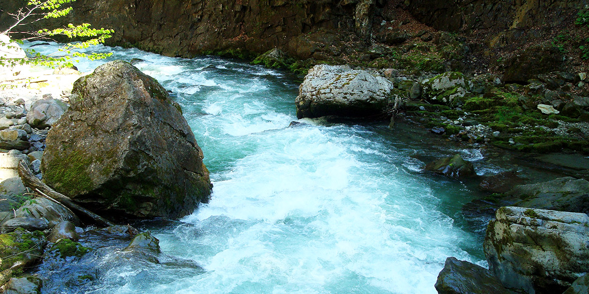 Fluss mit Steinen